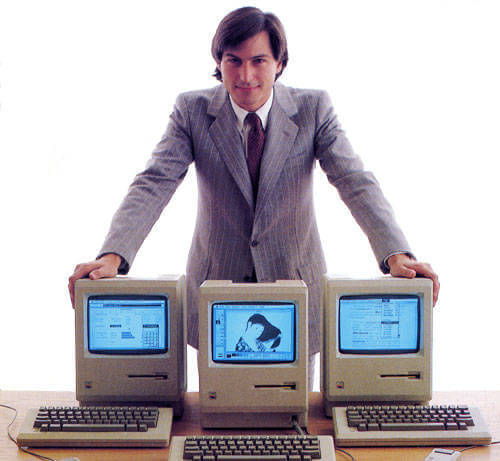 Steve Jobs fotografato insieme a tre Macintosh 128k.